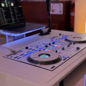 Weißer Pioneer DDJ-REV7 mit 12inchskinz Skin im DJ Tisch
