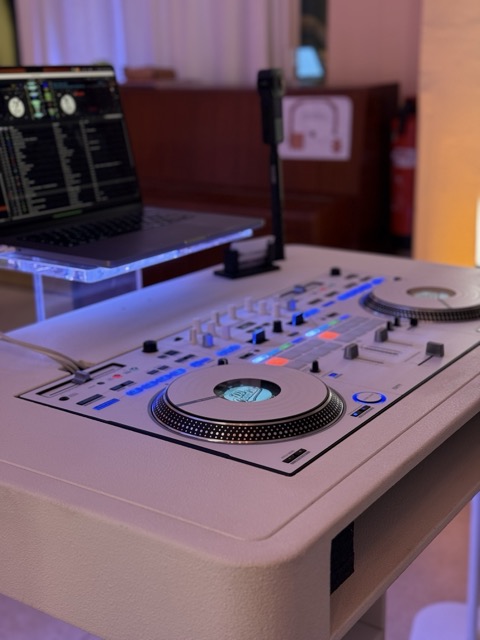 Weißer Pioneer DDJ-REV7 mit 12inchskinz Skin im DJ Tisch