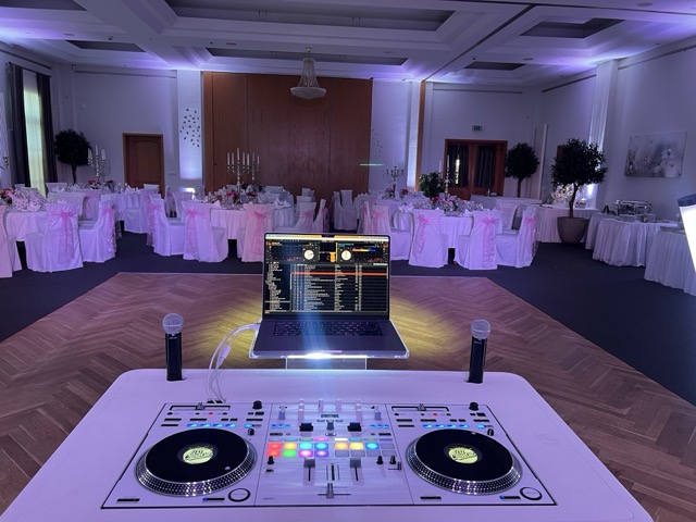 Pioneer DDJ-REV7 beim Auflegen auf einer Hochzeit in Berlin