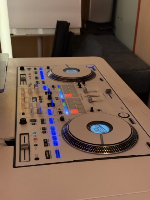 Pioneer DDJ-REV7 im ProX Control Tower für mobile DJ Einsätze