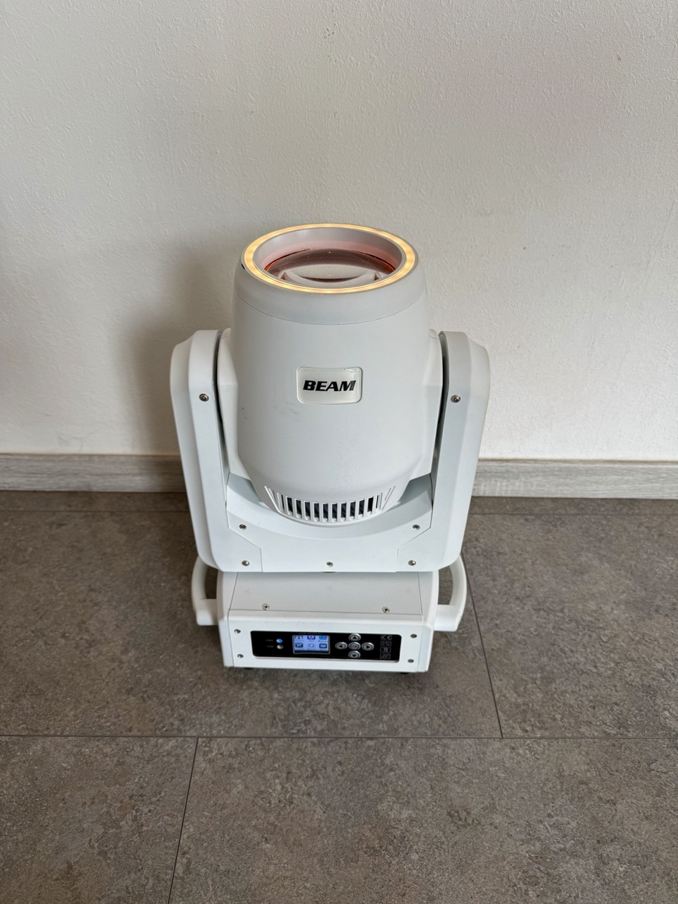 Akku Wireless Moving Head Beam Frontansicht