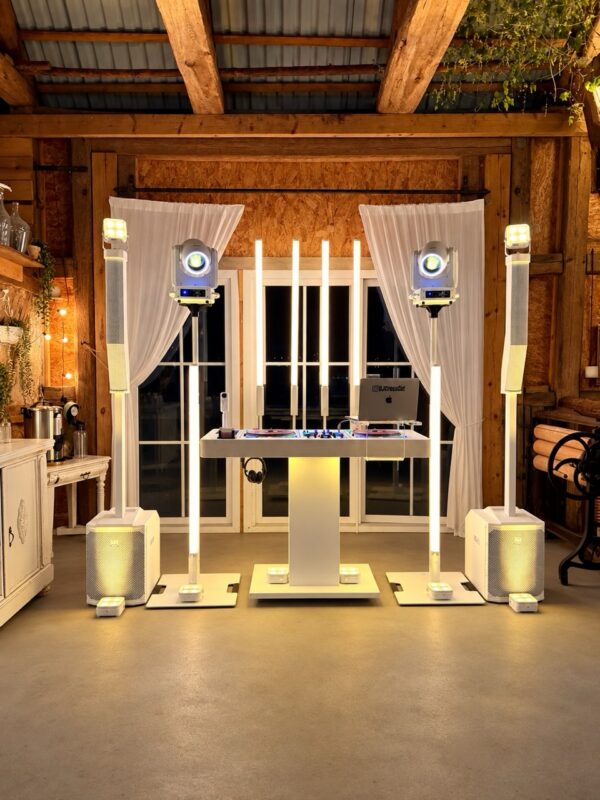 The Golden Barn Hochzeits DJ Setup mittig